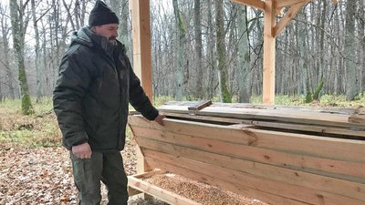 Cіль, овочі і сіно: в лісництві на Волині встановили нові годівниці для звірів