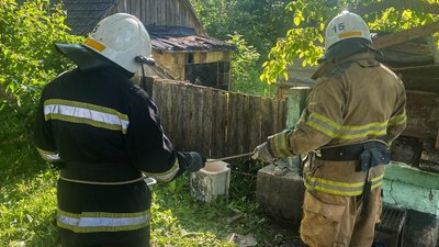 Рятувальники дістають з криниці людину