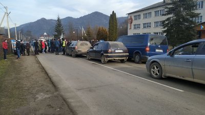 На Прикарпатті жителі Яворова перекрили дорогу. Протестують проти призначення старости