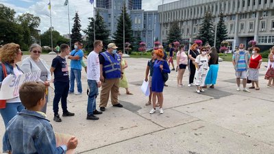 У Сумах відбувається акція проти дистанційної освіти У Сумах відбувається акція проти дистанційної освіти