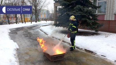 У Сумах рятувальники навчали працівників школи правилам поводження під час пожежі У Сумах рятувальники навчали працівників школи правилам поводження під час пожежі