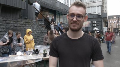Хенд-мейд вироби, речі з фронту та картини. У Дніпрі провели благодійний ярмарок для збору коштів на ЗСУ Хенд-мейд вироби, речі з фронту та картини. У Дніпрі провели благодійний ярмарок для збору коштів на ЗСУ