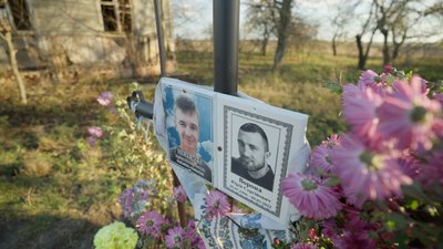 Хрест з фотографіями Артема Шеремета та Юрія Ворони, які загинули в Лукашівці на Чернігівщині Хрест з фотографіями Артема Шеремета та Юрія Ворони, які загинули в Лукашівці на Чернігівщині