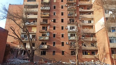 Пошкоджений обстрілом 6 грудня 2025 року багатоквартирний будинок у Слов'янську