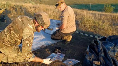 Загін "Плацдарм" вивіз тіла вісьмох військових з поля бою: як ідентифікують перед репатріацією Загін "Плацдарм" вивіз тіла вісьмох військових з поля бою: як ідентифікують перед репатріацією