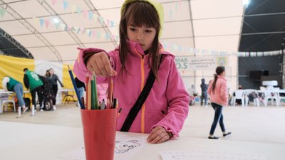 У гуманітарній базі в Чернівцях переселенці можуть отримати гарячі обіди, продукти та одяг