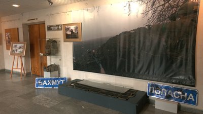 Бронежилет зі слідами крові: у Черкаському музеї представили військову виставку Бронежилет зі слідами крові: у Черкаському музеї представили військову виставку