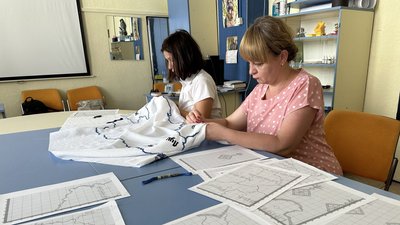 В Ужгороді вишивають мапу України. До створення полотна можуть доєднатися охочі В Ужгороді вишивають мапу України. До створення полотна можуть доєднатися охочі