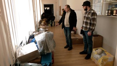 Напад Росії на Україну: Рівне зустрічає гуманітарну допомогу з Польщі Напад Росії на Україну: Рівне зустрічає гуманітарну допомогу з Польщі