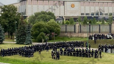 Протестувальники підійшли до оточеної силовиками резиденції Лукашенка