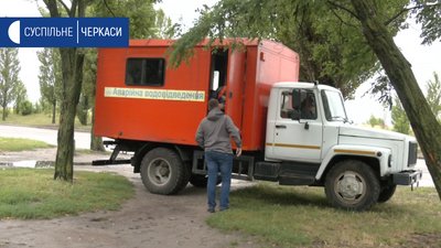 В Черкасах ремонтують головний колектор, який підтопило В Черкасах ремонтують головний колектор, який підтопило
