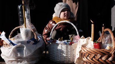 У Чернівцях освятити кошики прийшли тисячі вірян. Фоторепортаж