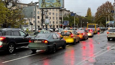 Черги, дрова та затори: який вигляд має Одеса під час відключень електроенергії