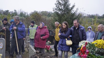 У селі Грозі поховали перше подружжя загиблих під час ракетного удару 5 жовтня У селі Грозі поховали перше подружжя загиблих під час ракетного удару 5 жовтня