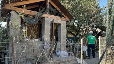 "Було чутно свист, а потім — вибух. Живемо, не знаємо, що нас очікує": очевидці про нічний обстріл Херсона "Було чутно свист, а потім — вибух. Живемо, не знаємо, що нас очікує": очевидці про нічний обстріл Херсона