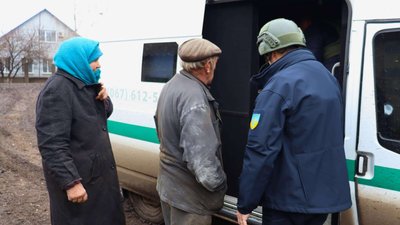 Перші пенсії після звільнення: до Невського на Луганщині приїхала Укрпошта Перші пенсії після звільнення: до Невського на Луганщині приїхала Укрпошта