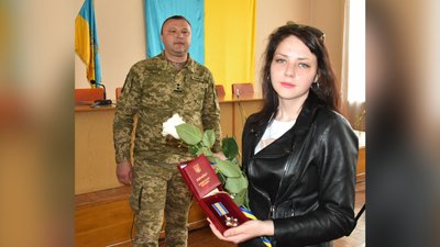 У Пирятині на Полтавщині передали нагороди воїнові та родині загиблого захисника У Пирятині на Полтавщині передали нагороди воїнові та родині загиблого захисника