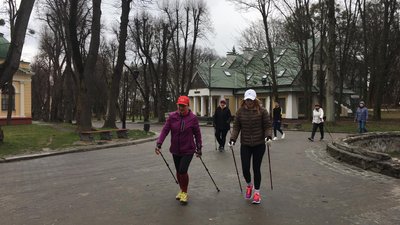 У Львові проводять безкоштовні заняття із скандинавської ходьби У Львові проводять безкоштовні заняття із скандинавської ходьби