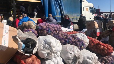 На Тернопільщині волонтери щодня збирають по 30 тонн гуманітарної допомоги