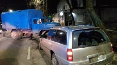 У Житомирі поблизу майдану Перемоги сталася ДТП – зіткнулися вантажівка та легковик