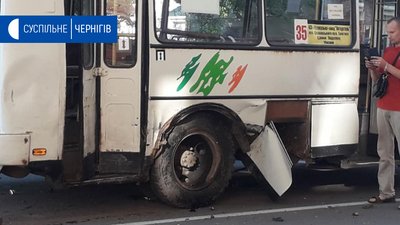 ДТП на Толстого: у Чернігові зіштовхнулися BMW та маршрутка ДТП на Толстого: у Чернігові зіштовхнулися BMW та маршрутка