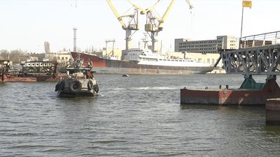 У Миколаєві триває ремонт пішохідного мосту через річку Інгул