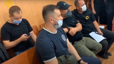 Харківський депутат просить віддати на поруки одного з підозрюваних у нападі на автобус Харківський депутат просить віддати на поруки одного з підозрюваних у нападі на автобус