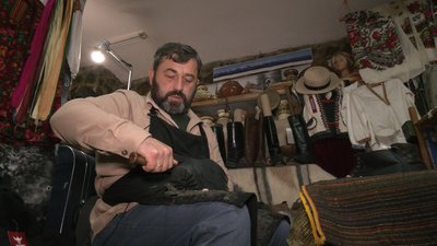 "Мені головне, аби перемога була". Чоботар з Косова передає взуття для бійців на фронт