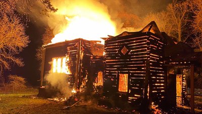 Дерев'яні конструкції будівлі та пізнє повідомлення про пожежу не дали вогнеборцям можливості врятувати старовинну церкву від вогню. Фото: НУ ДСНС у Хмельницькій області. Дерев'яні конструкції будівлі та пізнє повідомлення про пожежу не дали вогнеборцям можливості врятувати старовинну церкву від вогню. Фото: НУ ДСНС у Хмельницькій області.