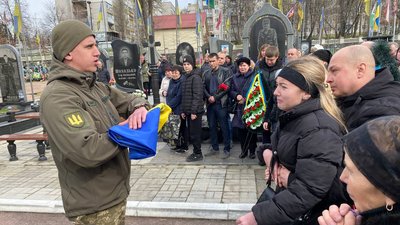 У Житомирі попрощалися із двома військовими, які загинули у боях за Україну У Житомирі попрощалися із двома військовими, які загинули у боях за Україну