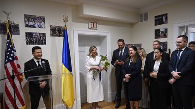 Володимир Зеленський, Олена Зеленська, Оксана Маркарова і представники української діаспори в США в Українському домі у Вашингтоні, 1 вересня 2021 року Володимир Зеленський, Олена Зеленська, Оксана Маркарова і представники української діаспори в США в Українському домі у Вашингтоні, 1 вересня 2021 року