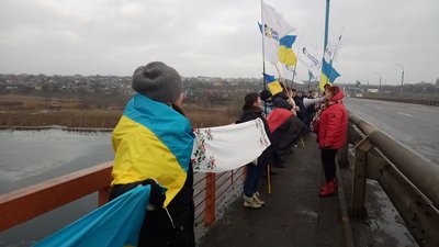 Ланцюг єдності на Антонівському мосту: херсонці відзначили День Соборності України Ланцюг єдності на Антонівському мосту: херсонці відзначили День Соборності України