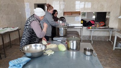 Із вчителів у кухарі: на Миколаївщині колектив школи готує обіди для військових та тероборони Із вчителів у кухарі: на Миколаївщині колектив школи готує обіди для військових та тероборони