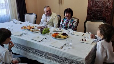 За столом За столом