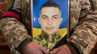 "Був мужнім, сміливим, дещо відчайдушним хлопцем". У Сумах попрощалися із солдатом Олександром Якущенком