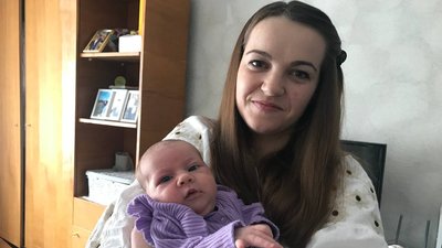Христина Зварич з новонародженою донечкою Христина Зварич з новонародженою донечкою