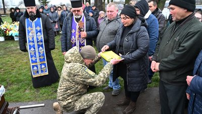 На Тернопільщині попрощалися із загиблим бійцем Миколою Юрчишиним На Тернопільщині попрощалися із загиблим бійцем Миколою Юрчишиним