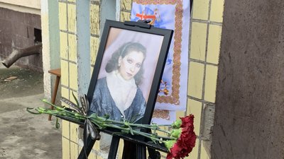 У Кривому Розі попрощалися із загиблою внаслідок ракетної атаки по багатоповерхівці Анжелою Чувпило