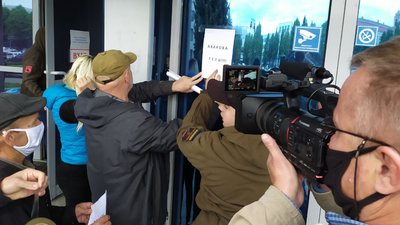 У Рівному під облрадою мітингують проти міністра Авакова У Рівному під облрадою мітингують проти міністра Авакова