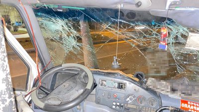 Врізався у стовп і втік. В Запоріжжі розшукують водія маршрутки яка потрапила у ДТП Врізався у стовп і втік. В Запоріжжі розшукують водія маршрутки яка потрапила у ДТП