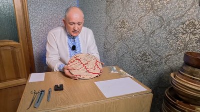 Лікар із Рівного випалює візерунки на дереві струмом у 3000 вольт
