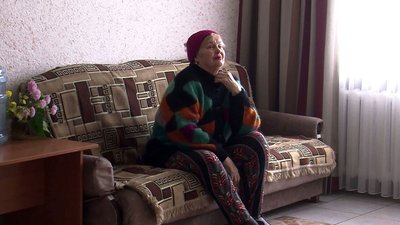 Б'ють горіхи, плетуть кікімори та роблять окопні свічки: мешканці геріатричного пансіонату у Луцьку допомагають ЗСУ Б'ють горіхи, плетуть кікімори та роблять окопні свічки: мешканці геріатричного пансіонату у Луцьку допомагають ЗСУ