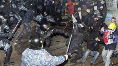 У Кропивницькому зібрались містяни, щоб вшанувати пам'ять про побитих на Майдані У Кропивницькому зібрались містяни, щоб вшанувати пам'ять про побитих на Майдані