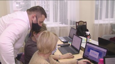 "Вчитель навчає вчителя". У Вінниці проводять безкоштовний курс онлайн-технологій "Вчитель навчає вчителя". У Вінниці проводять безкоштовний курс онлайн-технологій