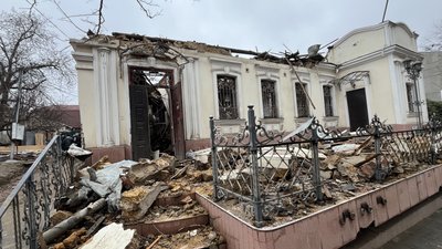 "Своїми силами робимо все". Як миколаївці відновлюють своє житло після атаки дронами "Своїми силами робимо все". Як миколаївці відновлюють своє житло після атаки дронами