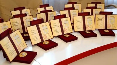 Багатодітних матерів із Тернопільщини нагородили відзнаками "Мати-героїня" Багатодітних матерів із Тернопільщини нагородили відзнаками "Мати-героїня"