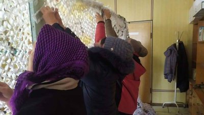 Після роботи до пункту незламності: жителі Нововоскресенського на Херсонщині плетуть маскувальні сітки Після роботи до пункту незламності: жителі Нововоскресенського на Херсонщині плетуть маскувальні сітки