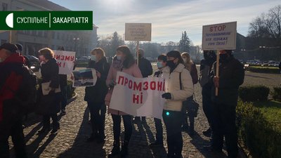 Жителі Жденіївської ОТГ мітингують перед Закарпатською ОДА