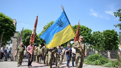 На Тернопільщині в останню дорогу провели загиблого бійця Володимира Сухого На Тернопільщині в останню дорогу провели загиблого бійця Володимира Сухого