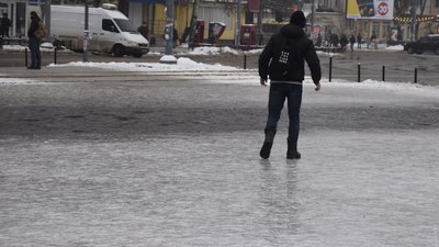 Негода в Одесі: дороги вкрила ожеледиця, працюють майже 2 тисячі комунальників